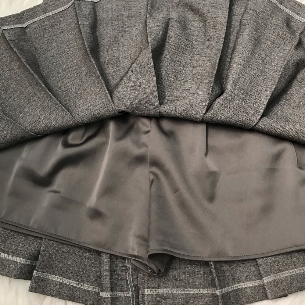 SOLD - Grey pleated skirt - Picture 6 of 6